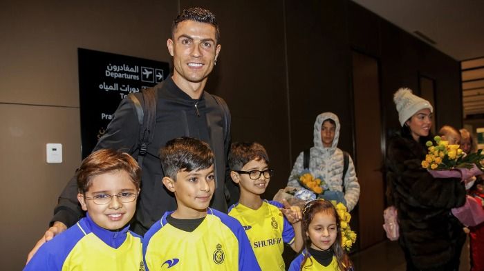 CRISTIANO RONALDO SE VUELVE LOCO Y DONA