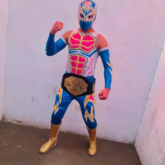 Luchador rey dorado no vende sus propias calcamomias ! Aficionados comentan que es es un fraude !