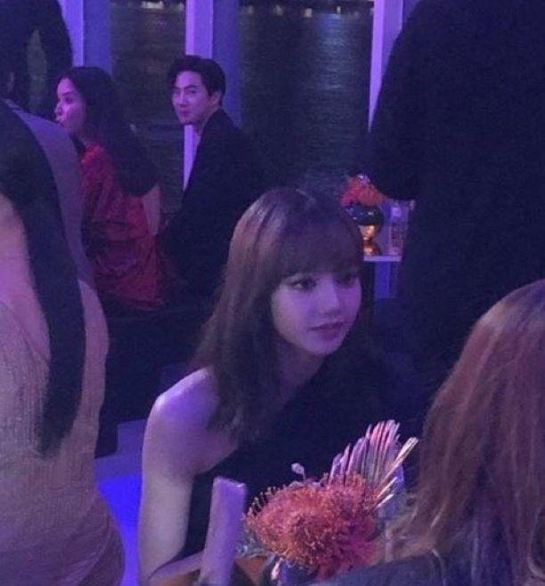 Suho de EXO no podía apartar la vista de Lisa de BLACKPINK en el evento de Bulgari