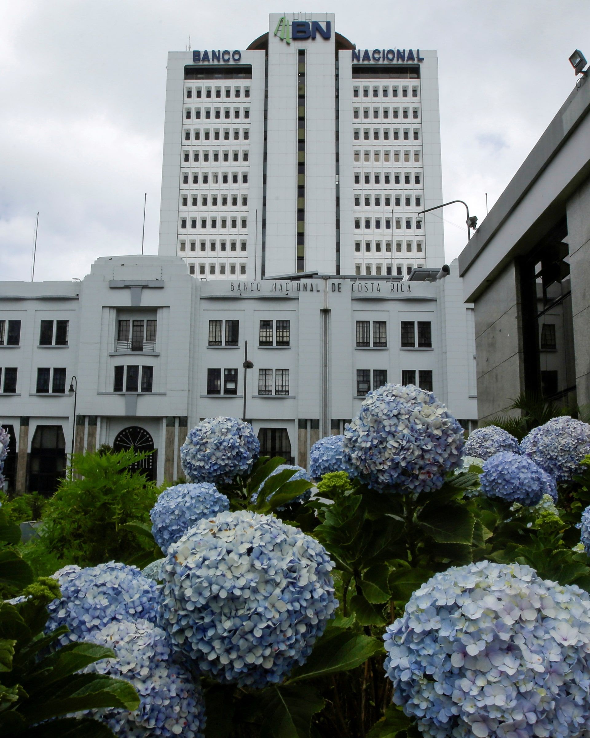 Costa Rica vende el Banco Nacional por la suma de 50 millones de colones.