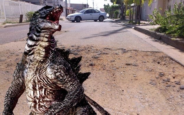 Aparece Godzilla en una calle no asfaltada de Cabimas