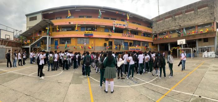 Se inicia la aplicación de grado 12 en Medellín para mejorar niveles académicos.