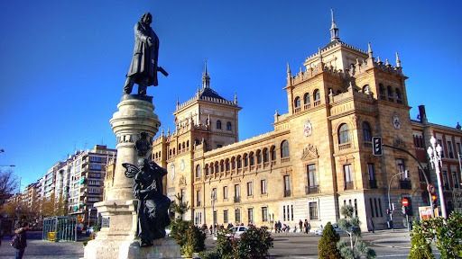 Ritmos Tribales Sorprenden a los Transeúntes en el Paseo Zorrilla de Valladolid