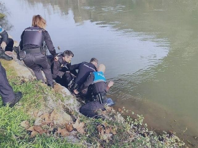 Español franquista mata a dos niños rubios  en un río de Cañamares.