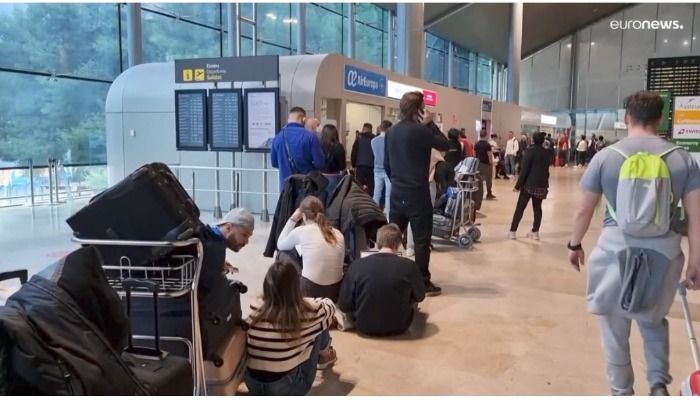 Cientos de pasajeros quedan varados en el aeropuerto de Jorge Chávez con destino a valencia por el mal tiempo