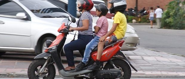 La nueva ley de la DGT que permite a tres personas en una sola moto