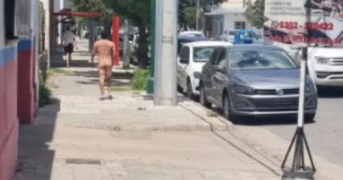 Sorprendieron a un hombre desnudo en pleno centro de Viedma: tenía puesto solo el barbijo