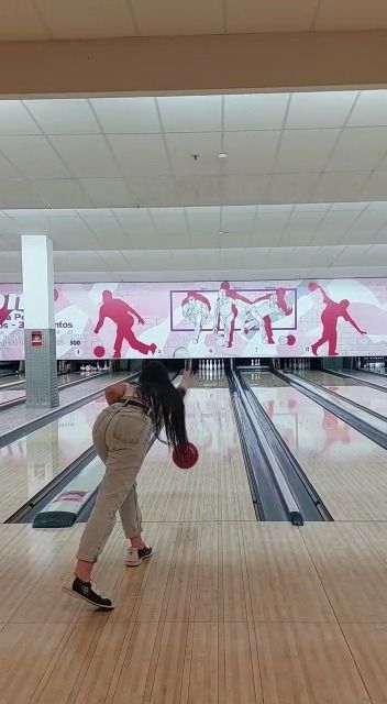 Revuelo en la redes sociales por unos videos virales de una chica jugando a los bolos.