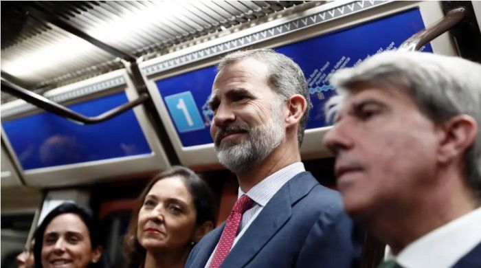 El rey Felipe VI se desplaza en Metro al Palacio Real