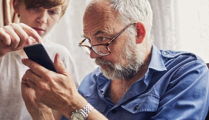 Nieto Manipula Teléfono de su Abuela a Través de una Aplicación: Robo y Vandalismo Digital