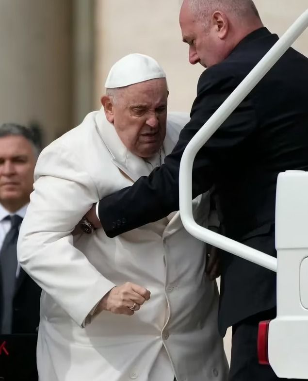 Fanusky se come tres bebés, mata al Papa y mete fuego al Museo del Prado.